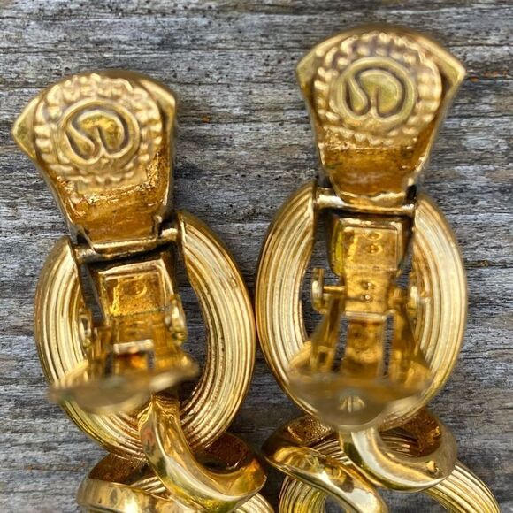 VINTAGE ST. JOHN CLIP ON EARRINGS Gold Tone Oval Link Dangle. EUC! - Picture 6 of 6